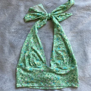 Sommar topp - Fin topp från Nelly, säljer då den inte kommer till användning. Nypris 199kr