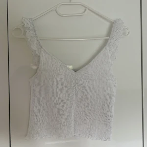 Vitt linne  - Linne med volang från stradivarius💕💕storlek M men passar S också 