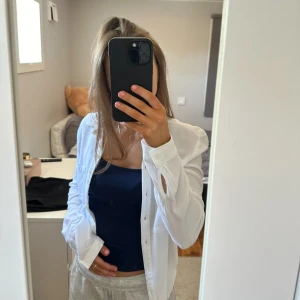 Skjorta - Såååå fin skjorta som tyvärr inte kommer till användning längre.❤️ Knappt använd och därav i nyskick. Går att ha med linne som på bilden eller bara som den är.⭐️ Pris går att diskutera!