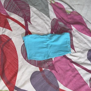 En blå croptop - En blå croptop som inte passar längre. Jag kan försöka ta en try on om någon vill se hur den sitter🙂 