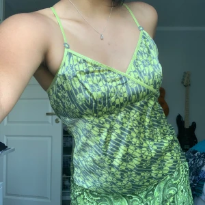 Grön Mönstrad Topp - En söt mönstrad topp i storlek S.