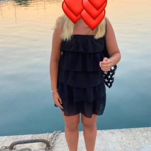 Perfekt svart volangklänning - Säljer denna supersnygga volangklänning 