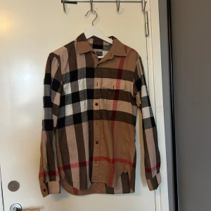 Burberry skjorta - Säljer min snygga burberry skjorta som jag inte använder längre. Storlek S men passar även M. Den har inga defekter.