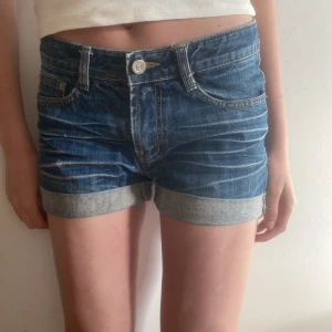 Lågmidjade jeansshorts  - Inga tydliga skador knappt använd 