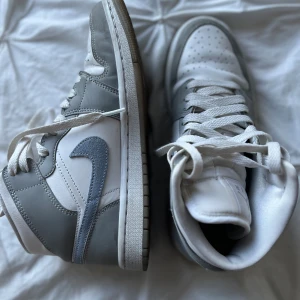 JORDAN 1 "WOLF GREY" MID - Skorna är i super bra skick och knappt använda, original priset är 3450 kr, hör av dig vid fler bilder eller mer info💕 Priset kan diskuteras!