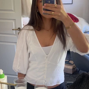 Vit blus  - Supersöt vid blus från h&m!! Skriv för fler bilder eller vid frågor🤍