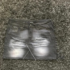 Jeanskjol  - Svart jeanskjol i strl xs