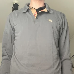 Burberry tröja - Tja säljer nu min burberry tröja. Den här tröjan är i bra skick skulle säga 9/10. Väldigt eftertraktat märke så var snabb med att köpa varan. Kontakta mig om du har frågor.