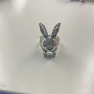 En kanin ring från SHEIN