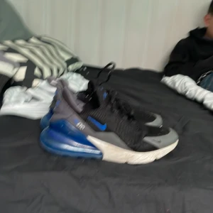 Nike air 270 billiga med bra skick - Storlek 37-38. Om ni inte gillar priset kan vi pruta ner den
