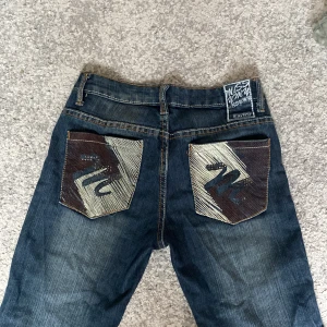 Miss ymy y2k bootcut jeans - Superfina bootcut jeans från miss ymy och väldigt sparsamt använda!  midja: 26 tum innerbenslängd: 31 tum