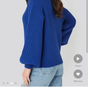 Blå stickad tröja - Supermysig ribbad stickad tröja i ullblandning. Bra i storlek och skick💙