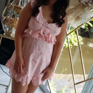 Festklänning  - Festklänning från märket SAINTS & SECRETS köpt för 850 kr och säljer den för 340, använd endast en gång. Klänningen är i ett jättebra Skick  