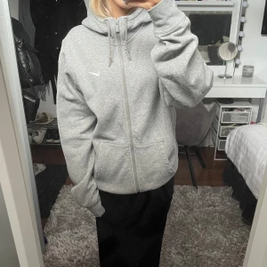 Nike zip-hoodie - Zip-hoodie ifrån Nike, kommer inte till användning 😊