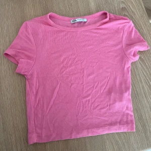 Rosa topp - Använd men fint skick! Liten prick på baksidan (bild 3)🩷