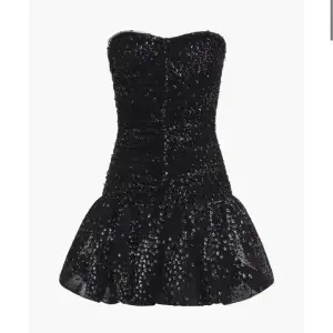 Säljer nu min sjukt snygga maje klänning som är svart och glittrig! Storlek 40 men sitter som S! Så sjukt snygg att ha på fest eller annat💗 Skriv för fler bilder eller frågor❤️