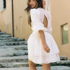 Superfin vit klänning från Lovisa Barkman x BIKBOK. Perfekt till student eller midsommar.