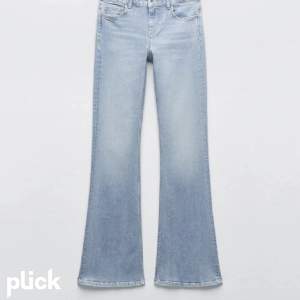 Jag säljer ett par super fina jeans från zara😍 lite slinta nere vid skorna 