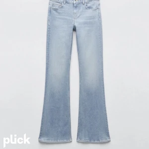 Bootcut jeans - Jag säljer ett par super fina jeans från zara😍 lite slinta nere vid skorna 