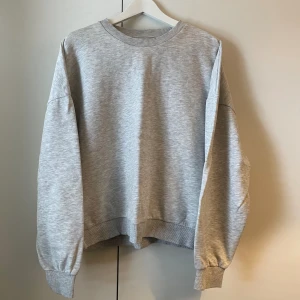 Basic Grey Sweater Ginatricot  - Basic Sweater från Ginatricot. Storlek XL men sitter oversize på mig som normalt har storlek S, så beror på hur man vill att den ska sitta 💛