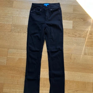 Raka M.i.h jeans - Svarta Midja 27 längd på inner ben 74cm Aldrig använda