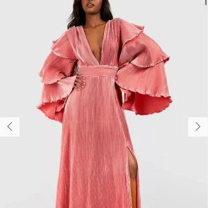 SÖKER boohoo klänning - Söker denna klänning i storlek 36 eller 38