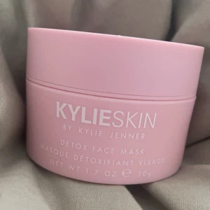 Kylieskin Detox face mask - Säljer denna ansiktsmasken då jag känner att jag ej behöver den. Den är använd ett fåtal gånger men 4/5 av produkten finns kvar. Jätte bra och känns bra på huden efter användning! Ordinarie pris 335kr 