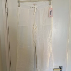 Lågmidjade linnebyxor  - Säljer dessa Lågmidjade linnebyxorna från nelly eftersom de inte passar mig, aldrig använda! 💕köpare står för frakten 📦