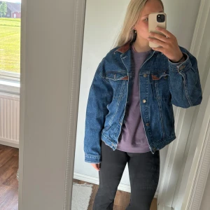 Vintage jeansjacka - En snygg vintage jeansjacka från märket Raphael. Jackan har snygga skinndetaljer i kragen. Jackan sitter lite oversize på mig som vanligtvis har storlek s.🫶🏻