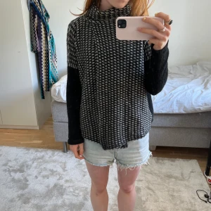 Kashmir polo - Super cool stickad polo från CLUB MONACO, perfekt för sommarkvällar och till hösten!! Köptes dyrt på arkivet🖤🖤