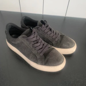 Vagabond skor - Tjena! Säljer nu mina vagabond skor i mocka då de är för små. Storlek 39/40 och passar perfekt nu till sommaren. Hör av er vid minsta funderingar och pris kan självklart diskuteras! Endast skor ingår. 