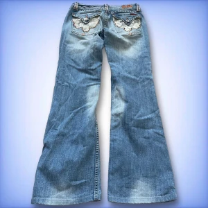 Miss me jeans - JUST NU 2 PAR JEANS FÖR 899! Ett par jätte fina vintage lågmidjade och bootcut miss me jeans i en perfekt form! (Smått uppsydda!) hör av dig ifall du har fler frågor eller vill se fler bilder!😊 