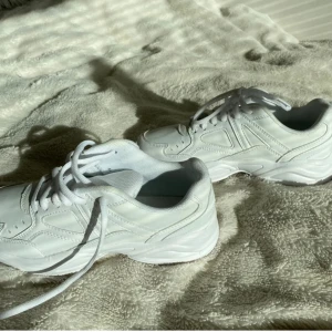 Oanvända SOC träningsskor👟🌟 - Säljer dessa otroligt bekväma och fräscha, vita sneakers från SOC. Funkar till både gång och löpning/träning. Helt oanvända, alltså ny-skick då de ej passade i storlek.