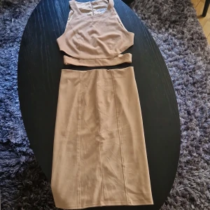Set - Tvådelat set med kjol och topp. Mockamaterial, stretchigt