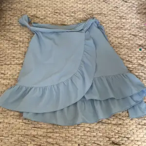 Jätte fin blå kjol från Vero Moda, perfekt nu till sommaren🩷 säljer för att den inte kommer till användning längre. Kontakta gärna om ni har frågor🩷🩷