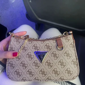 Guess väska  - Ej äkta. Nytt skick. 