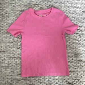 Rosa tröja - Super söt rosa tröja från new yorker🤍 den är i storlek xs och sitter hyfsat tight.  Använd en gång så den är i väldigt bra skick💗  Kontakta gärna om ni har frågor eller vill ha mer bilder!