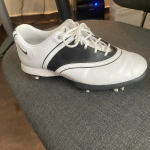 Nike golfskol - Storlek 38,5  Använda 1 gång 