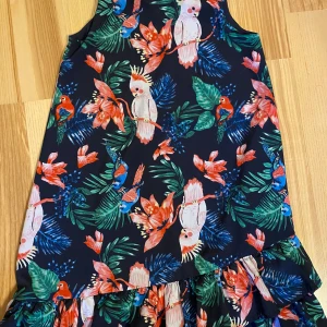 Klänning strl 134 - Den här klänningen är verkligen så himla fin! Kolla gärna in mina andra annonser för samfrakt. Jag säljer mycket barnkläder !