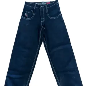 Ett par baggy JNCO jeans med skater stil. Lite trasiga nere vid fötterna men annars helt perfekta.