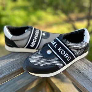 Michael Kors sneakers  - Sneakers från Michael Kors. Använda en gång, så i toppenskick. 