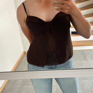 Brunt linne - Brunt linne i fint skick Står storlek M i linnet, men skulle säga är liten i storleken. Uppskattas till storlekar xs/s