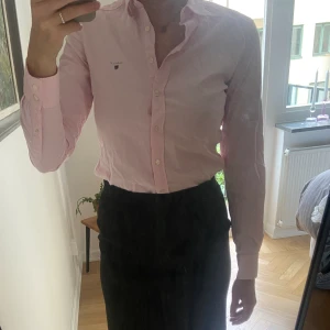 Gant skjorta i nyskick - Rosa skjorta från Gant i nyskick. Stl 38. 97% bomull 3% elastan