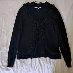 Stickad tröja med volang - Kommer ej till användning. 😊💗  Pris kan diskuteras 