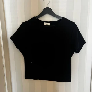 T-shirt  - Denna croppade t-shirten från gina är så fin och materialet är så mysigt! Priset kan diskuteras vid intresse 