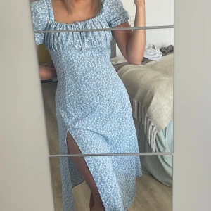 Blommig klänning - Klänning i blått blommigt mönster, perfekt till midsommar :)