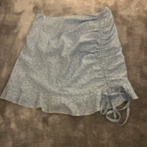 Kjol - Säljer denna jätte gulliga blå kjolen med en detalj på sidan! Pris går att diskuteras! Den är i bra skick 