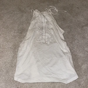 Sommar linne - Jätte cool topp som man knyter på sidan av halsen perfekt till sommaren. Storleken är xs men skulle mer säga s och att den även passar m 💕