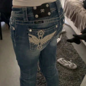 miss me jeans - snygga miss me jeans i bra skick, midjemått tvärs över 38 cm, innerbenslängd 83 cm skriv för fler bilder 