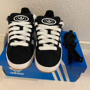 Nya Adidas Campus 00s -storlek 36 - Adidas Originals Campus 00 s j 36. Svart. Core Black / Cloud White / Cloud White. Ingår både vita och svarta skosnören. Nya och oanvända. Kommer ej från någon massbeställning från utomlands. Köpta här i Sverige och därmed garanterat äkta.